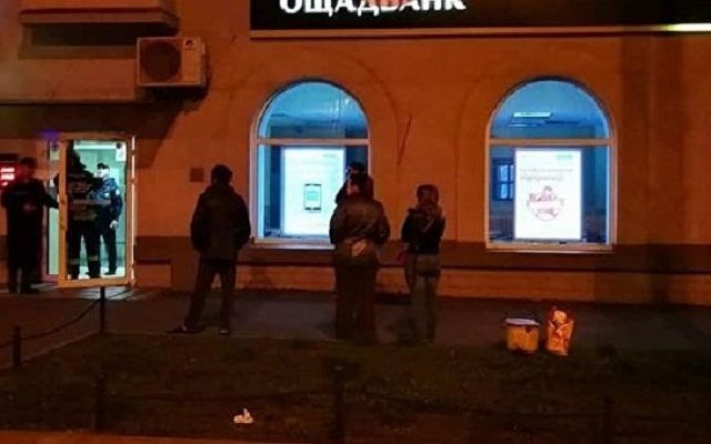 В Киеве горит банк по улице Строителей В Киеве горит банк по улице Строителей