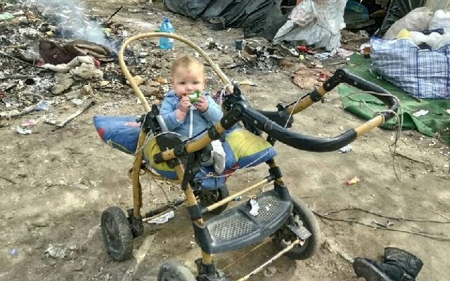 В Киеве цыгане не смогли объяснить полиции откуда у них ребенок славянской внешности (фото) В Киеве цыгане не смогли объяснить полиции откуда у них ребенок славянской внешности (фото)