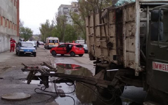Трагедия в Запорожье. Мусоровоз убил прохожего и повредил авто Трагедия в Запорожье. Мусоровоз убил прохожего и повредил авто