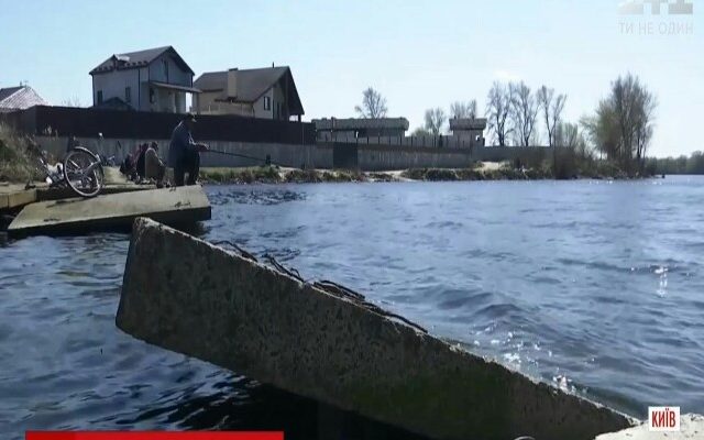 У Києві на Осокорках розвалили дамбу У Києві на Осокорках розвалили дамбу