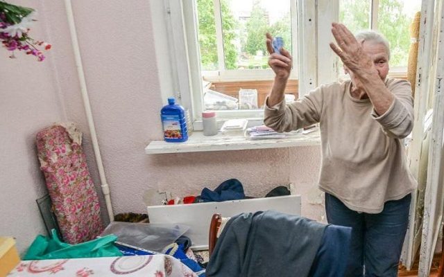 Воинствующая бабка бомбардировала соседей фекалиями (видео) Воинствующая бабка бомбардировала соседей фекалиями (видео)