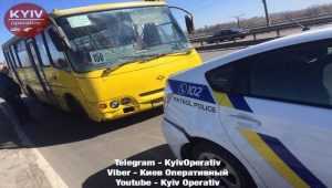 На Северном мосту маршрутка столкнулась с автомобилем патрульной полиции2