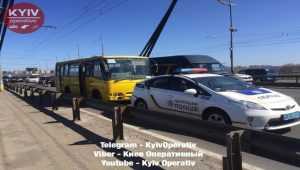 На Северном мосту маршрутка столкнулась с автомобилем патрульной полиции3