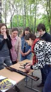 Столичні рятувальники навчали школярів поводитися зі зброєю. Фото. Відео4