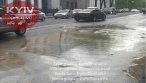Возле Верховной Рады образовался затор из-за порыва трубы. Фото