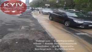 Возле Верховной Рады образовался затор из-за порыва трубы. Фото
