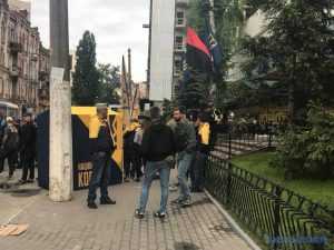 Активисты заблокировали здание телеканала Интер. Фото, видео