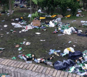 В центральном парке Шевченко туристы оставили горы мусора. Фото