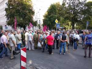 Ветераны Афганистана перекрыли улицу Грушевского