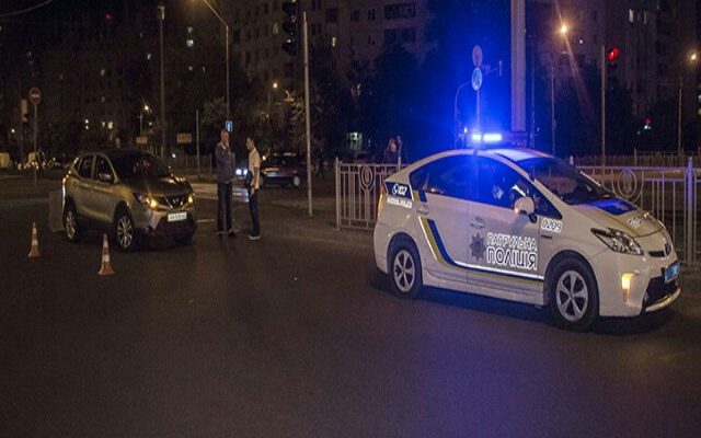 В Киеве на Позняках Nissan сбил двух пешеходов В Киеве на Позняках Nissan сбил двух пешеходов