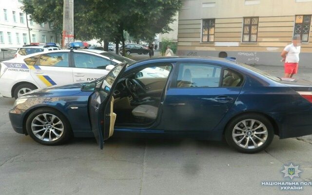 У Києві зловмисники побили чоловіка та намагалися викрасти його авто (фото) У Києві зловмисники побили чоловіка та намагалися викрасти його авто (фото)