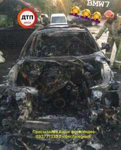 У Києві вночі сгоріли три автомобілі