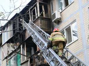 В Киеве в одном из жилых домов полностью сгорела квартира, пострадал мужчина