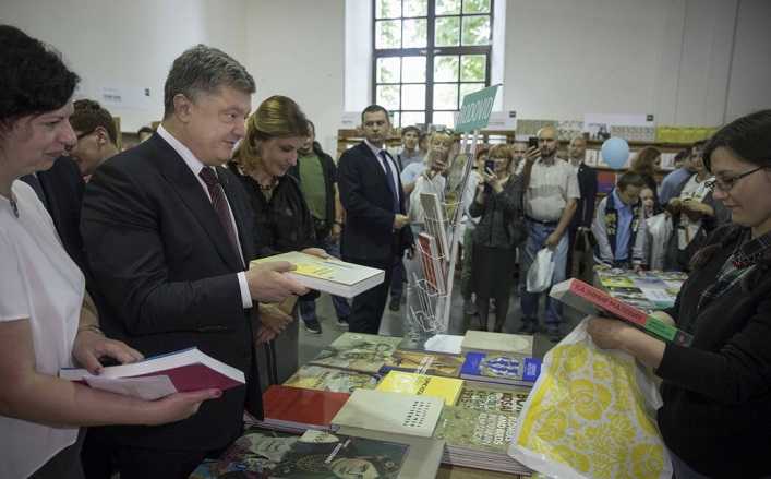Президент України Петро Порошенко разом із дружиною відвідав книжковий Арсенал