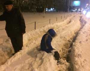 тротуар по Оболонскому проспекту от м.Героев Днепра до м.Минская