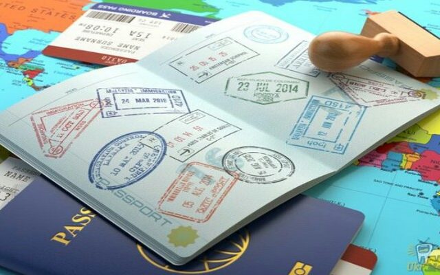 В луганській області людей змушують отримувати паспорти РФ В луганській області людей змушують отримувати паспорти РФ