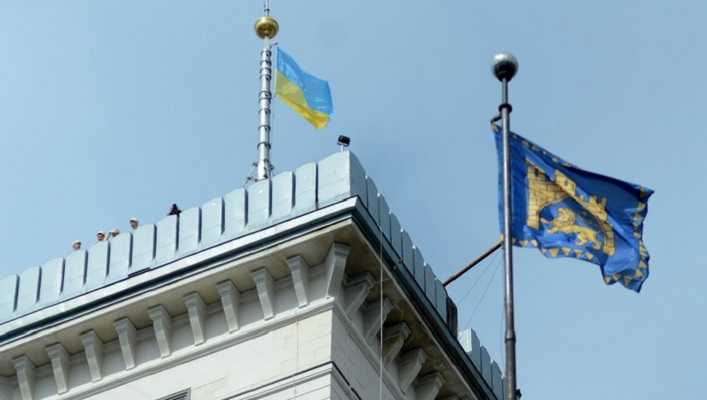 3 квітня 1990 року над міською Ратушею Львова було піднято синьо-жовтий прапор