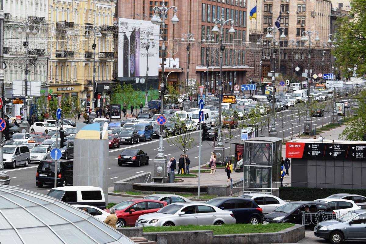 Столица останавливаться. Перекресток Крещатика фото. Кладбище в центре Киева фото Крещатик. Пробка на Крещатике свежее фото.
