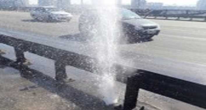 На мосту Патона бьет фонтан воды