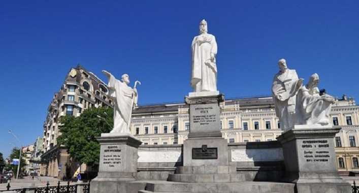 У Києві продовжують добру традицію мити пам’ятники відомим особистостям