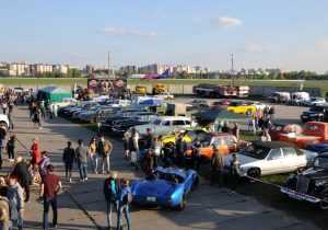 У Києві проходить фестиваль раритетних автівок. Фото