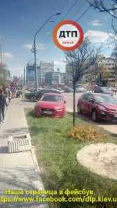 У Києві водій вирішив припаркуватися на газоні. Фото