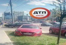 У Києві водій вирішив припаркуватися на газоні. Фото