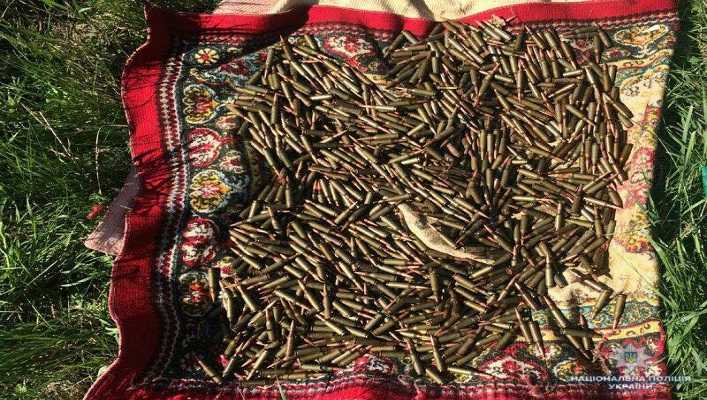 В Донецкой области местная жительница нашла мешок с арсеналом боеприпасов. Фото