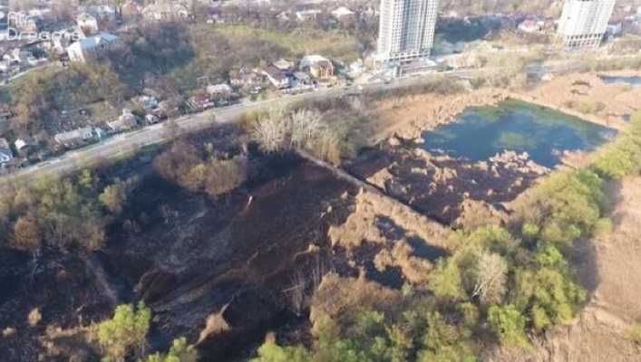 В Голосеесвком районе на Совских прудах горит камыш