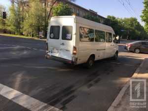 В Кривом Роге столкнулись микроавтобус и маршрутка с детьми