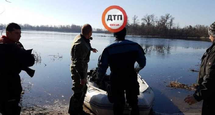 В Киеве возле острова Жуков перевернулась лодка. Спасатели ищут людей