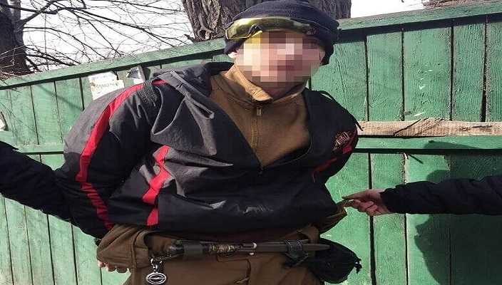 В Киеве задержан мужчина с гранатой в кармане и арсеналом боеприпасов дома4