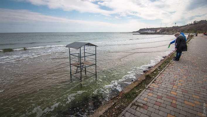 В Одессе морские волны смывают пляжи