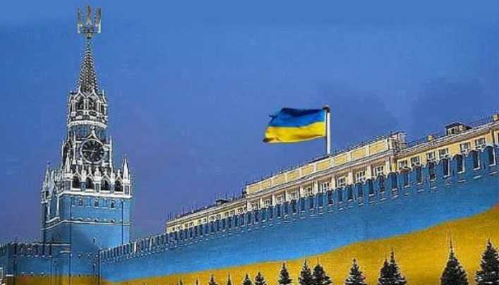 В России главреда газеты судят за фото с украинским флагом