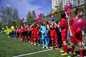 В Святошинском районе состоялся праздник по случаю открытия 15 стадиона. Фото