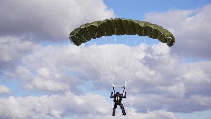 В Ивано-Франковской области парашютист во время приземления запутался в опоре ЛЭП