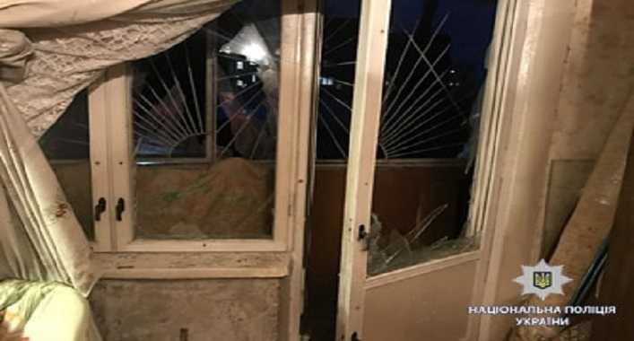 В харьковской многоэтажке неизвестные бросили взрывчатку на балкон