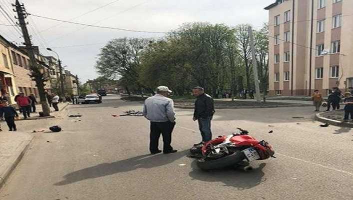 Во Львовской области водитель мотоцикла Honda не справился с управлением и въехал в толпу людей. Видео