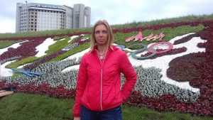 Біля метро Лівобережна створили квіткове панно на честь олімпійського чемпіона