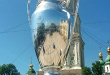 На Софійській площі встановили величезну модель Кубка Ліги чемпіонів. Фото