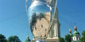 На Софійській площі встановили величезну модель Кубка Ліги чемпіонів. Фото