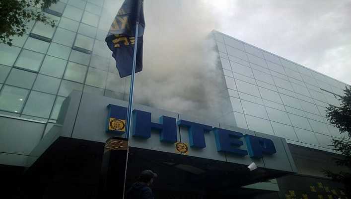 Над будівлею офісу телеканалу Інтер помітили дим