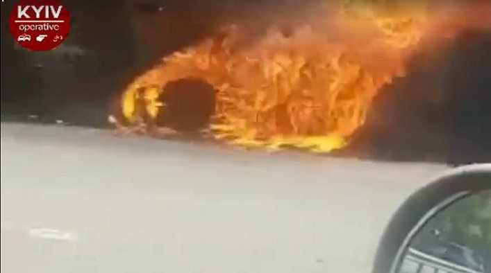 Около Глевахи автомобиль врезался в отбойник и загорелся. Видео