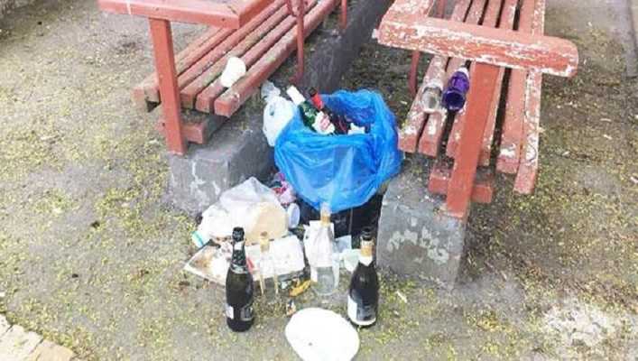 Після травневих вихідних комунальники продовжують вивозити сміття за відпочиваючими