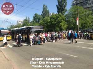 По улице Маршала Гречко люди протестуют против вырубки садов. Видео