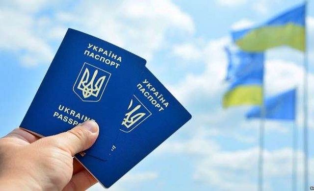 Забезпечення прав українських громадян за кордоном Порошенко запропонував законопроект, що передбачає позбавлення українського громадянства
