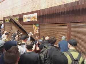 Сегодня в Киеве несколько десятков человек в балаклавах разгромили торговые киоски. Фото