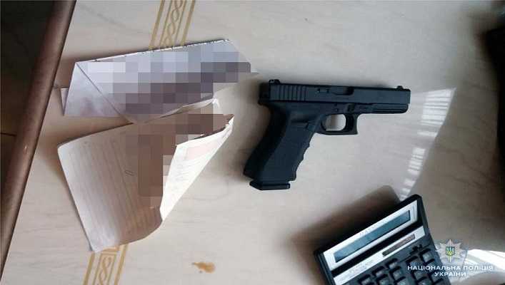 У киевлянина нашли пистолет Глок с тремя магазинами. Фото