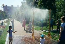 У парках Києва встановлюють водяні розпилювачі. Відео