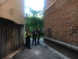 В Черкассах мужчина с двумя гранатами и оружием угрожал взорвать здание